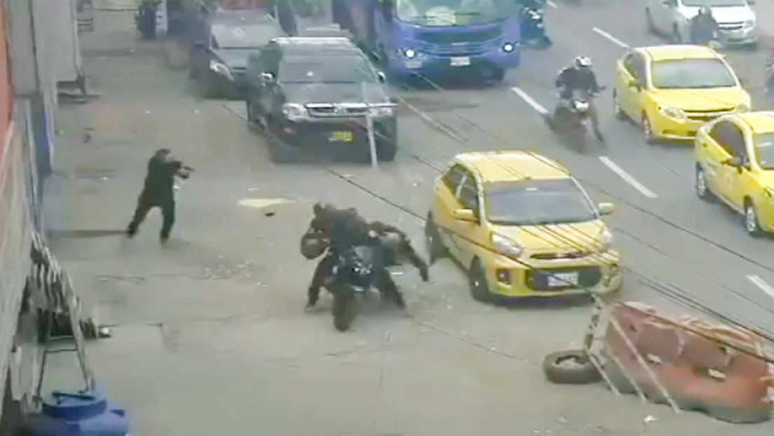 VIDEO: Tratan de robar a un hombre, pero cometen un error fatal