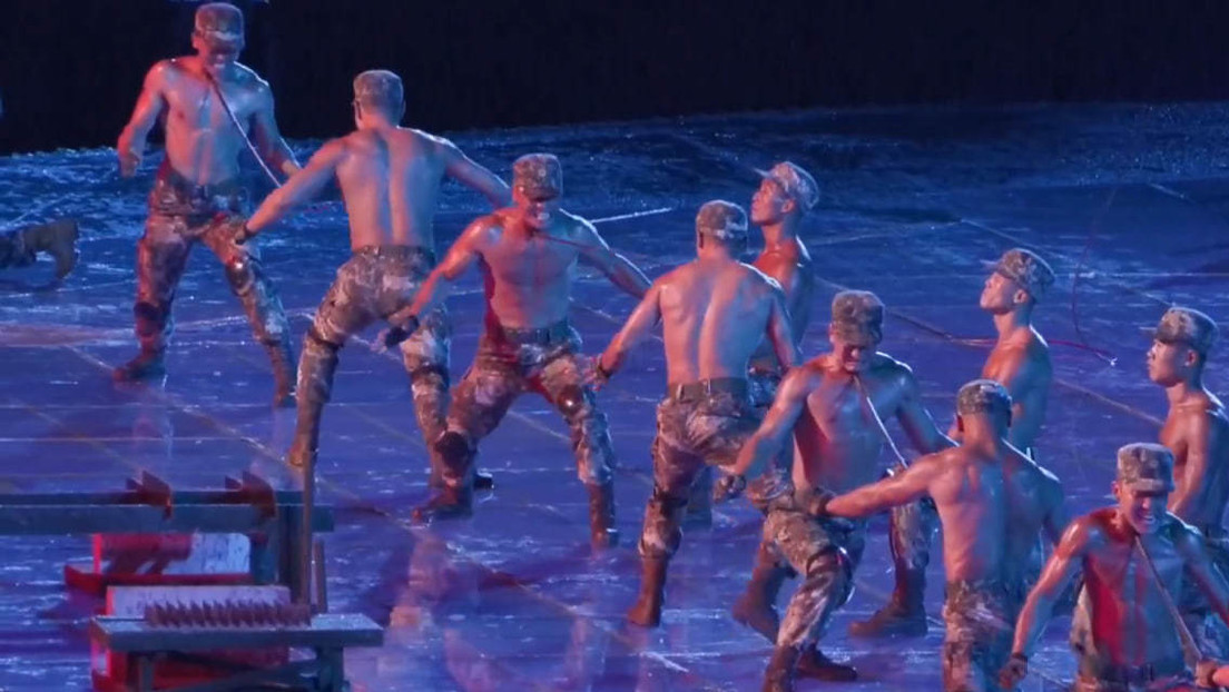 Fuerza bruta y espectáculo: soldados norcoreanos rompen tablones a martillazos en exhibición deslumbrante (VIDEO)
