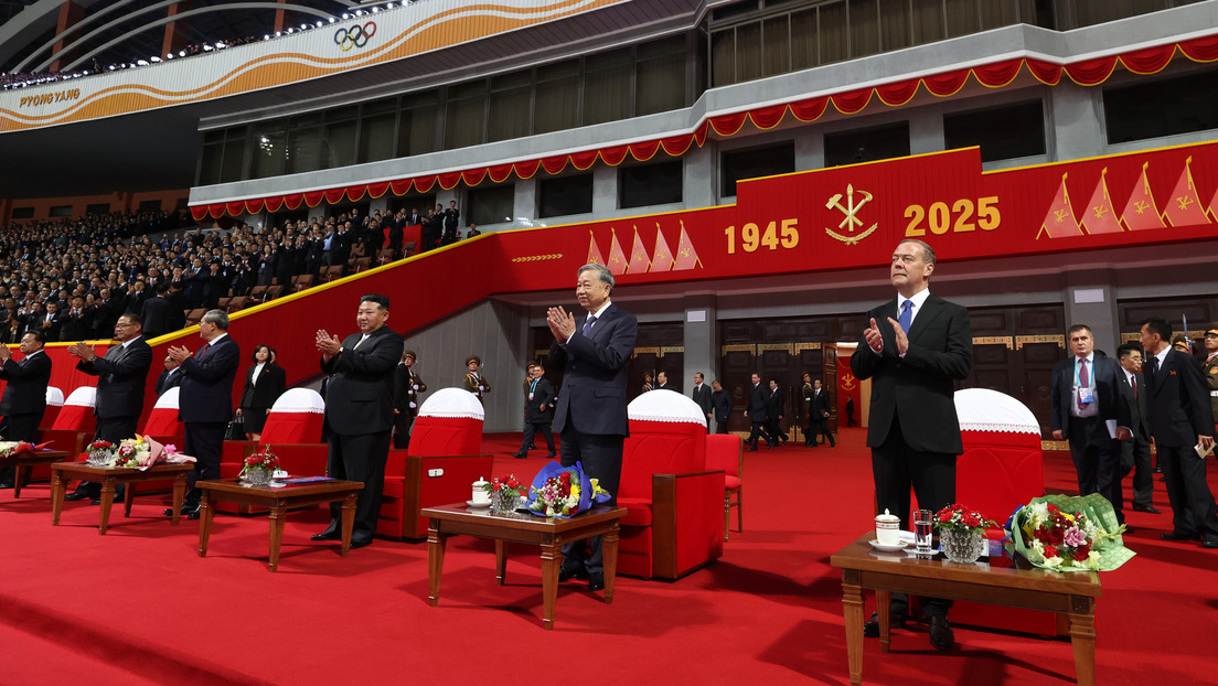 Medvédev se reúne con Kim Jong-un en Pionyang y asiste a un desfile militar (VIDEO)