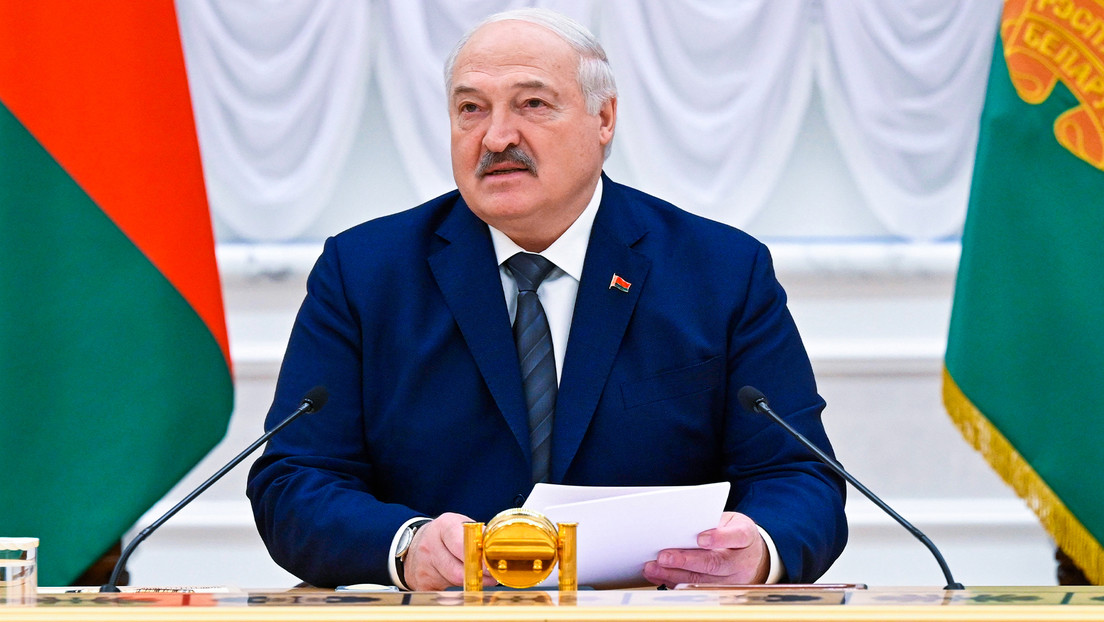 Lukashenko da un consejo a Zelenski