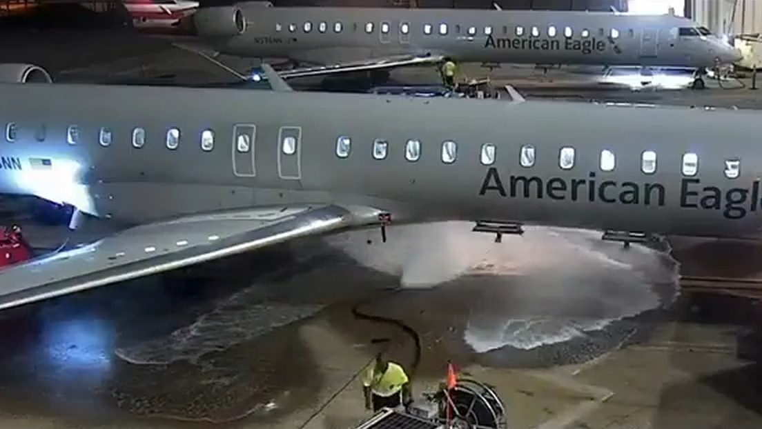 VIDEO: Manguera de repostaje se sale de control y provoca una masiva fuga de combustible en un aeropuerto