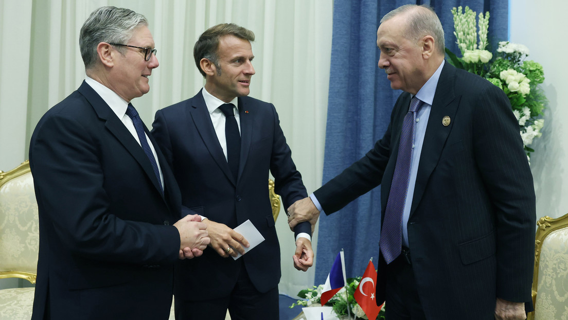 VIDEO: Erdogan hace una petición "imposible" a Meloni y toma la mano de Macron