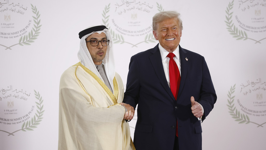 "Dinero ilimitado", dice Trump al apuntar al representante de los EAU (VIDEO)