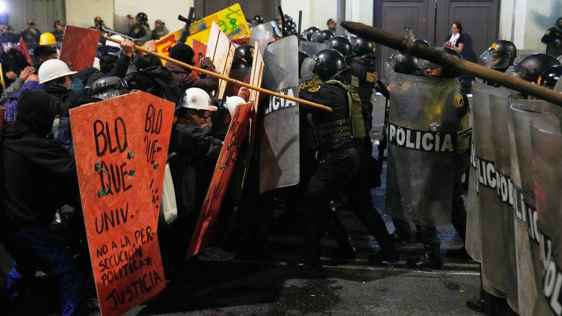 VIDEO: Manifestantes prenden fuego a las afueras del Parlamento de Perú y chocan con la Policía