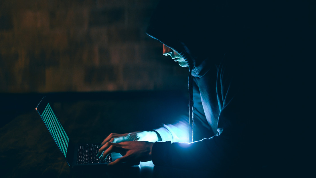 Maestro de escuela pillado al admitir tener "mega" base de porno infantil culpa a su esposa por no tener sexo