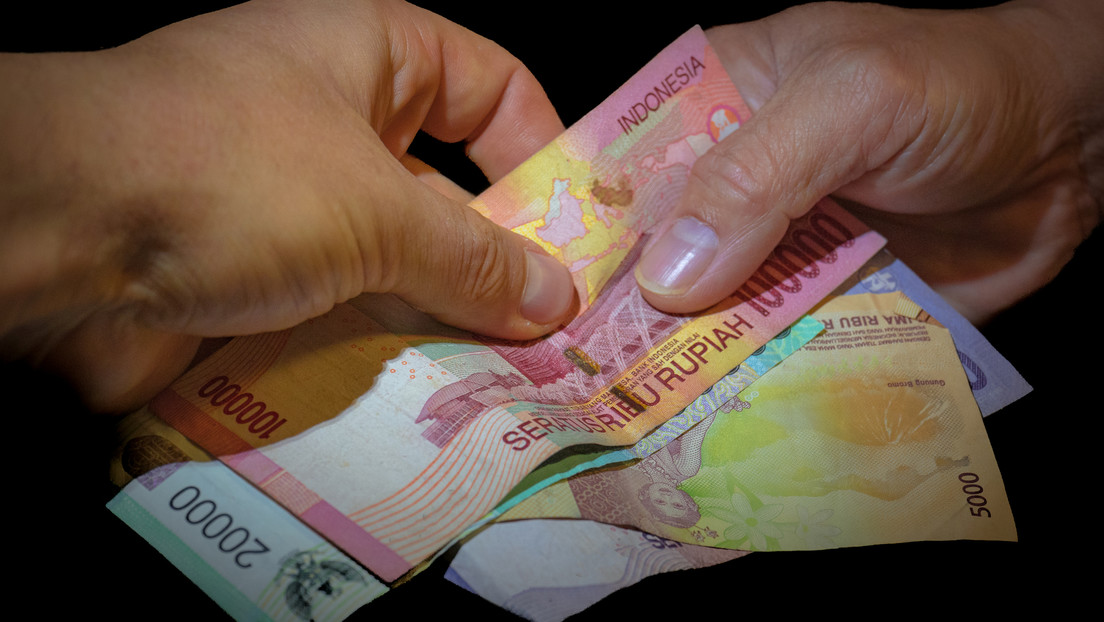 Hombre cambia a su esposa infiel por una vaca y dinero en efectivo