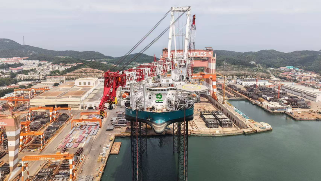 Único en el mundo: China lanza primer buque para instalar turbinas eólicas gigantes con innovador sistema de propulsión