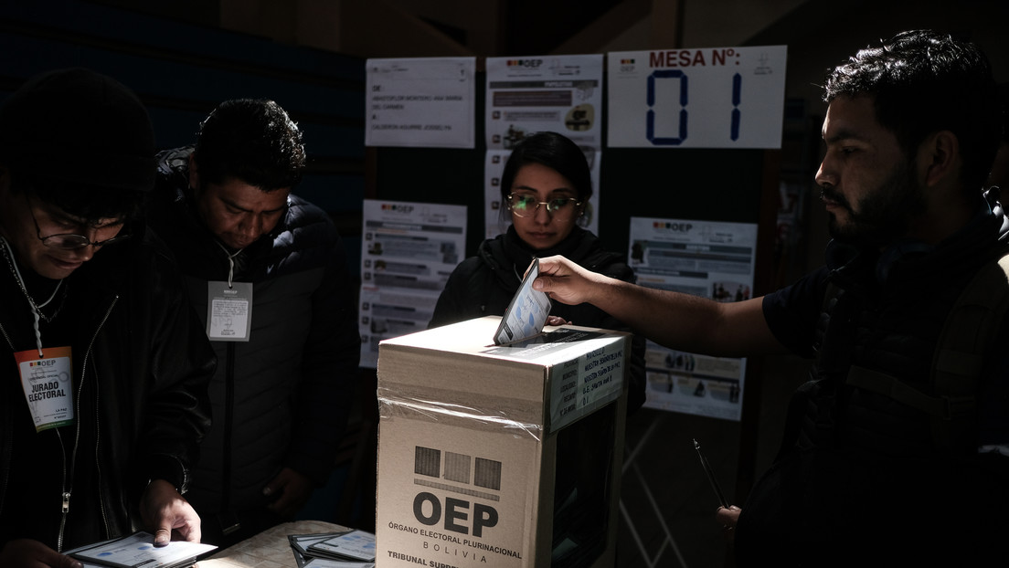 Bolivianos eligen al nuevo presidente en un histórico balotaje