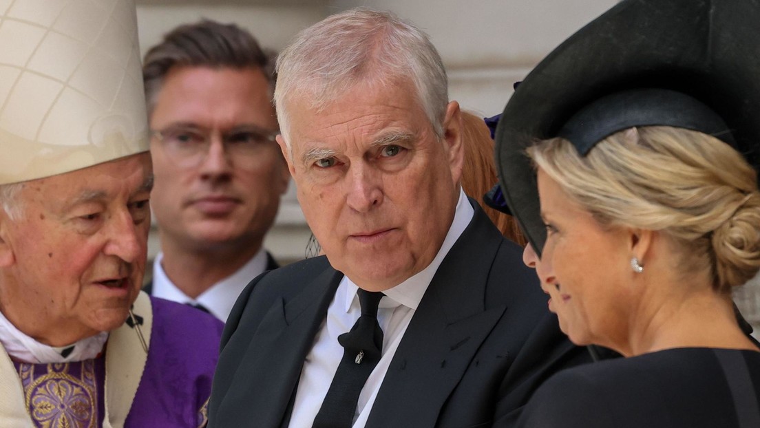 El príncipe Andrés renuncia a sus títulos reales por sus vínculos con Epstein