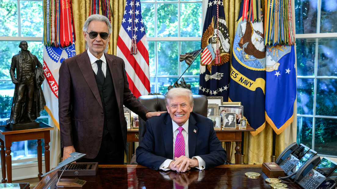 VIDEO: Andrea Bocelli sorprende al cantar para Trump en la Oficina Oval