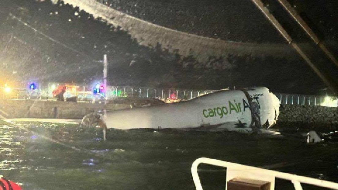 Un Boeing 747 de carga choca contra un vehículo y cae al mar en el aeropuerto de Hong Kong