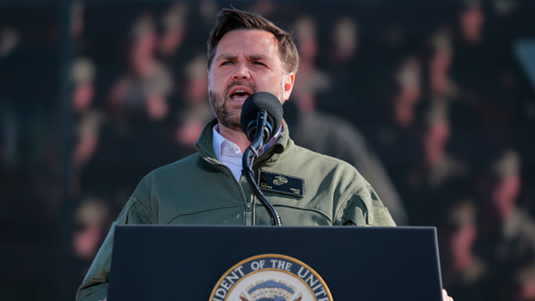 Proyectil explota sobre caravana de Vance en evento militar