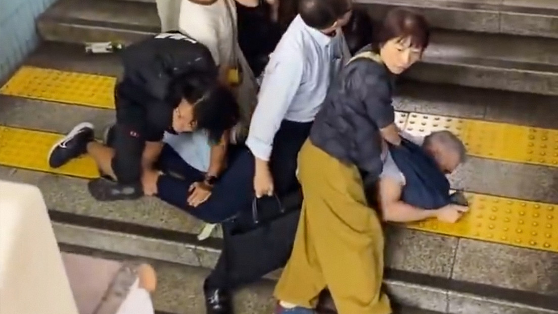 VIDEO: Mujeres atrapan a un acosador que tomaba fotos de jóvenes en el metro de Japón