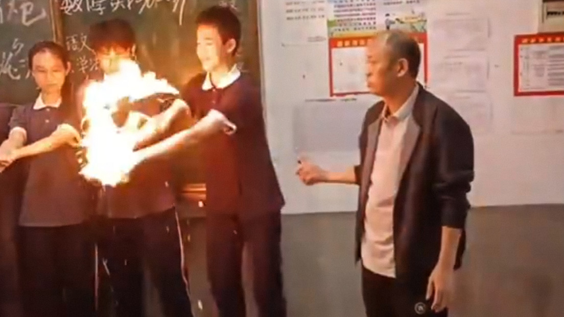VIDEO: Experimento de profesor de Química hace 'arder' las redes (y las manos de sus estudiantes)