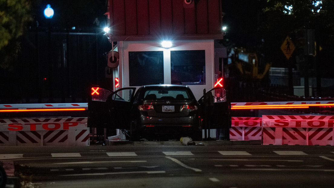 Estrellan un automóvil contra barrera de seguridad de la Casa Blanca