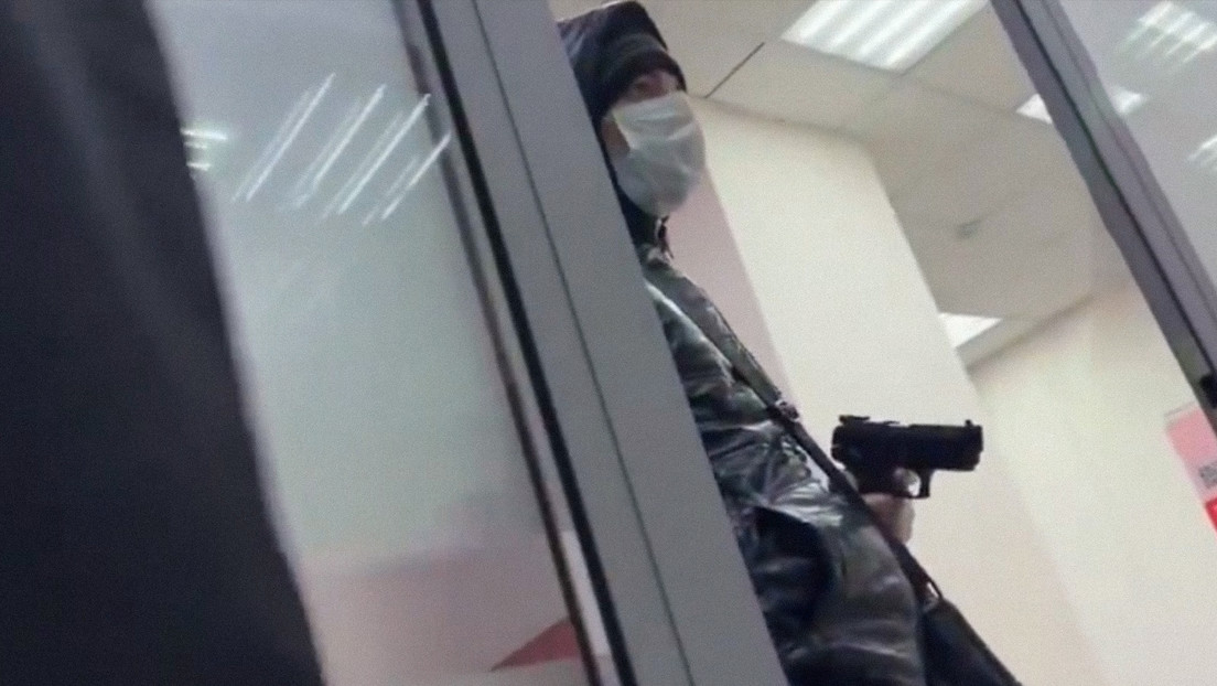 Ladrón se niega a llevarse más dinero del que tenía planeado a pesar de las insistencias (VIDEO)