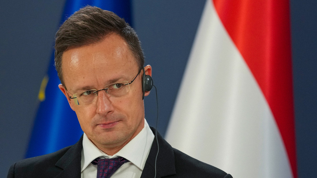 Canciller húngaro trolea a su par polaco por amenazas de detener el avión de Putin