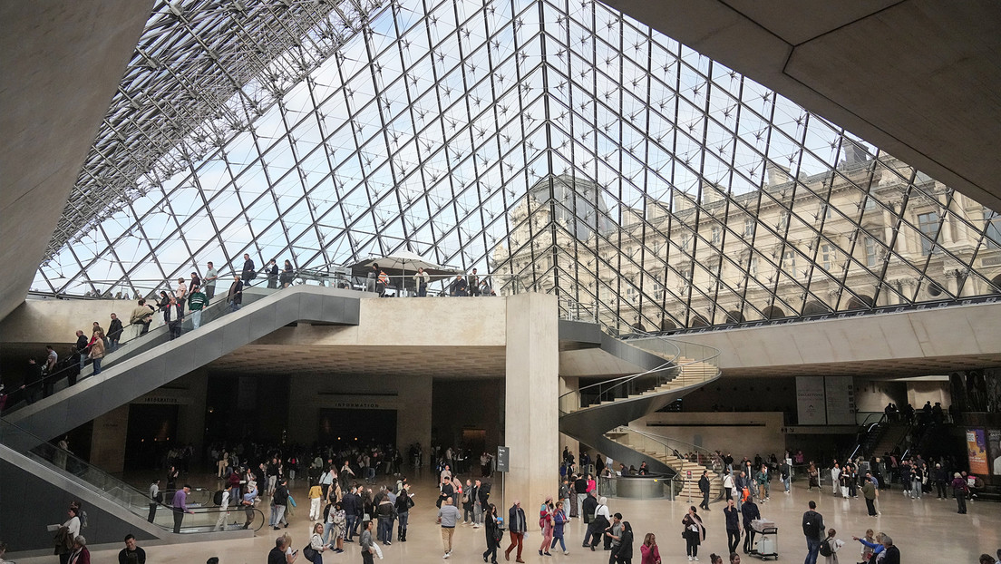 "Todo el sistema está obsoleto": Guardias del Louvre se negaron a trabajar tras el 'shock' por el robo