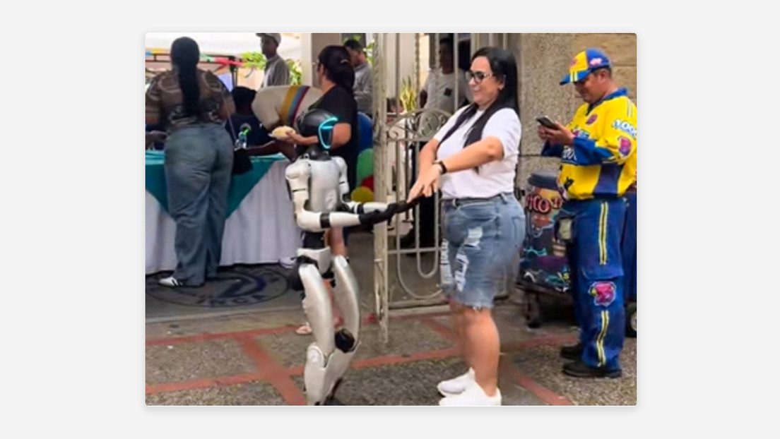 Robot se roba el 'show' bailando cumbia (VIDEO)