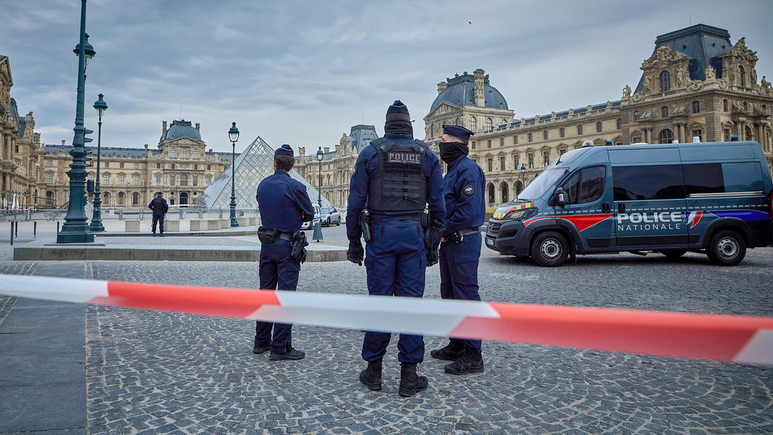 "Aficionados" e "idiotas": Exladrón de joyas reacciona al robo en el Louvre