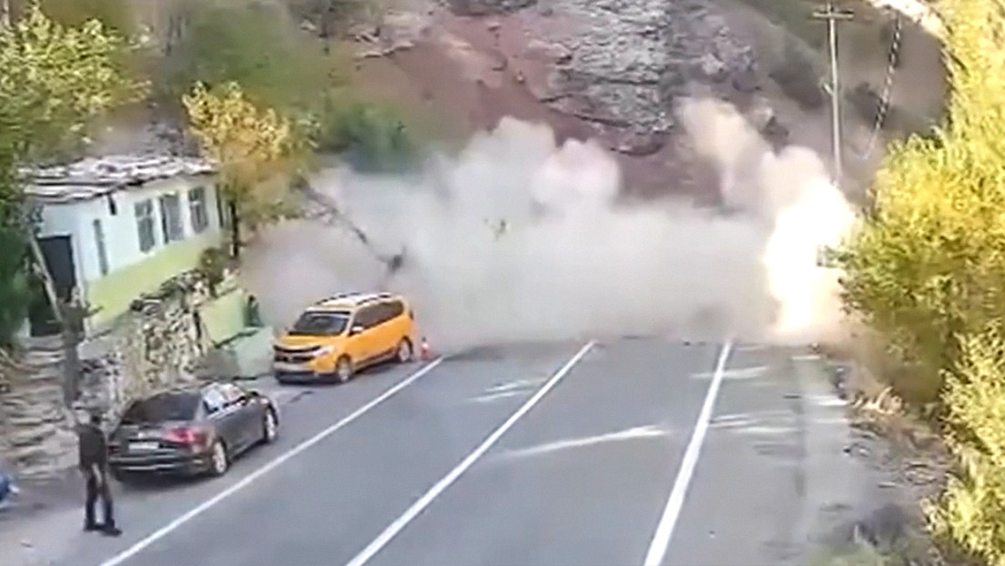 Roca gigante cae con violencia y se salva por unos metros (VIDEO)