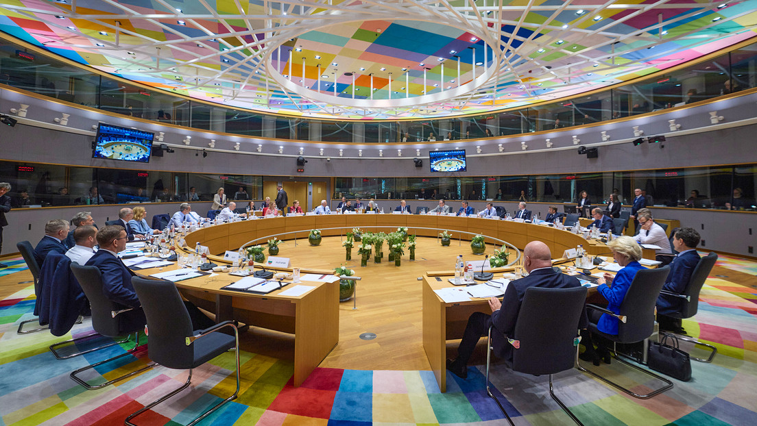 VIDEO: Los dos líderes europeos que no se levantaron para saludar a Zelenski en una cumbre clave