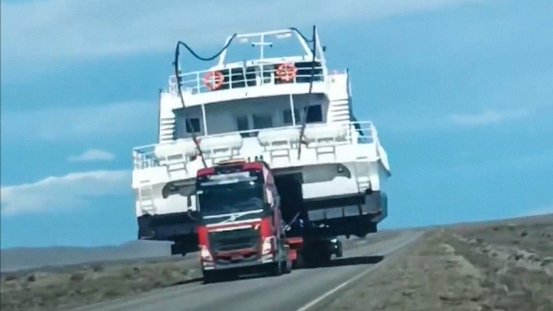 VIDEO: van por la carretera y casi chocan con un enorme barco