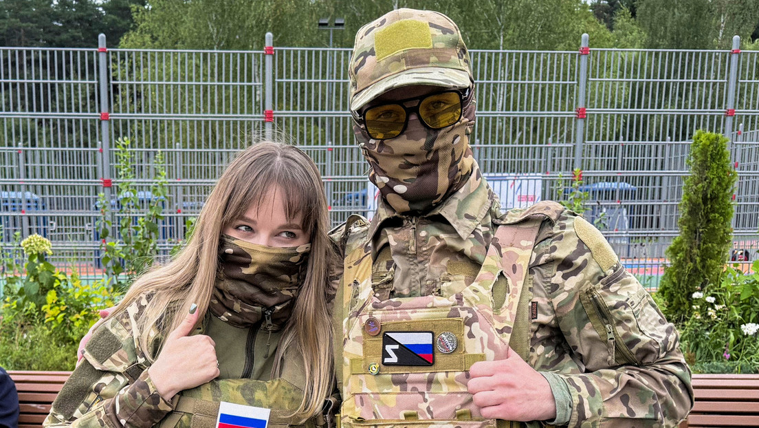 "No me iba a rendir": la increíble historia de militar ruso que perdió las piernas y quiere volver al frente con su novia