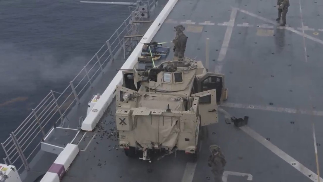 VIDEO: Marines de EE.UU. entrenan con fuego real en un buque de guerra enviado al Caribe