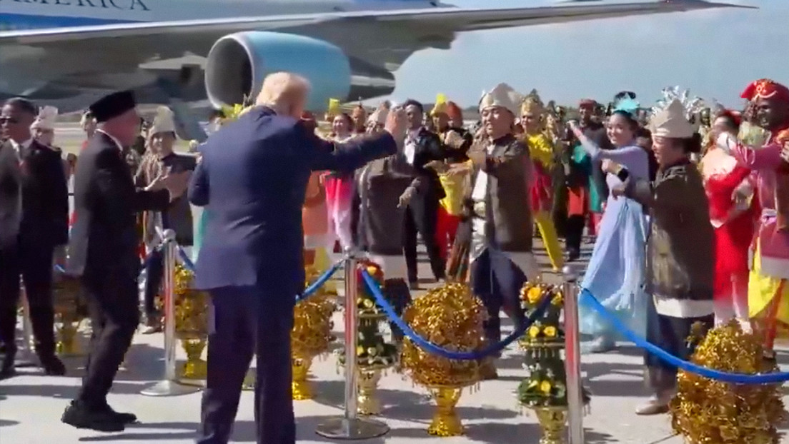 VIDEOS: Trump estalla en su famoso baile al aterrizar en Malasia