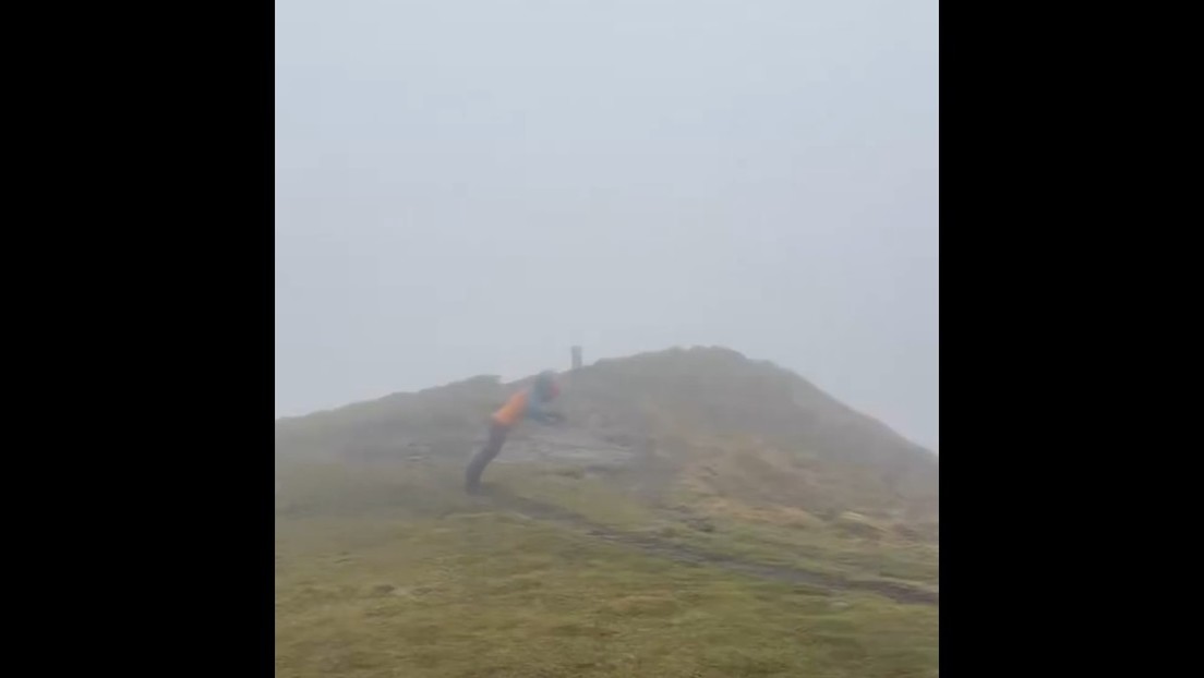 VIDEO: Angustiosa 'lucha' de un hombre contra potente viento