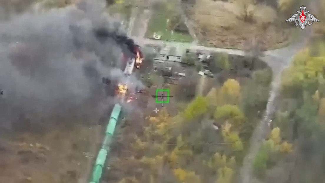Tren de carga del Ejército ucraniano, envuelto en llamas tras impacto directo de drones rusos (VIDEO)