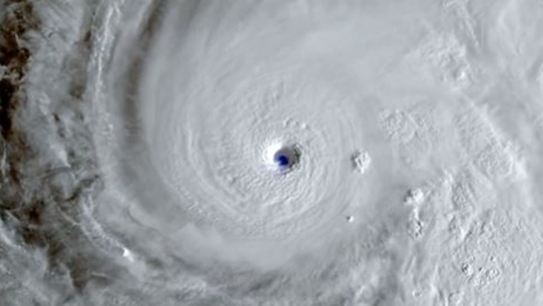 INCREIBLE VIDEO: Así se ven los relámpagos dentro del huracán Melissa