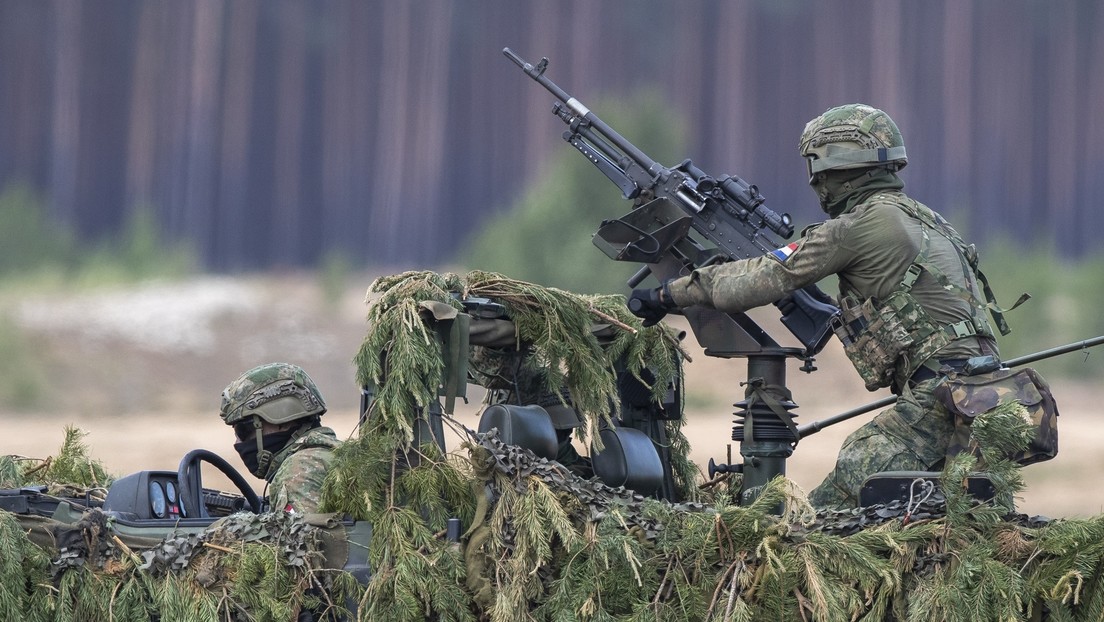 Zajárova le da un consejo a Macron