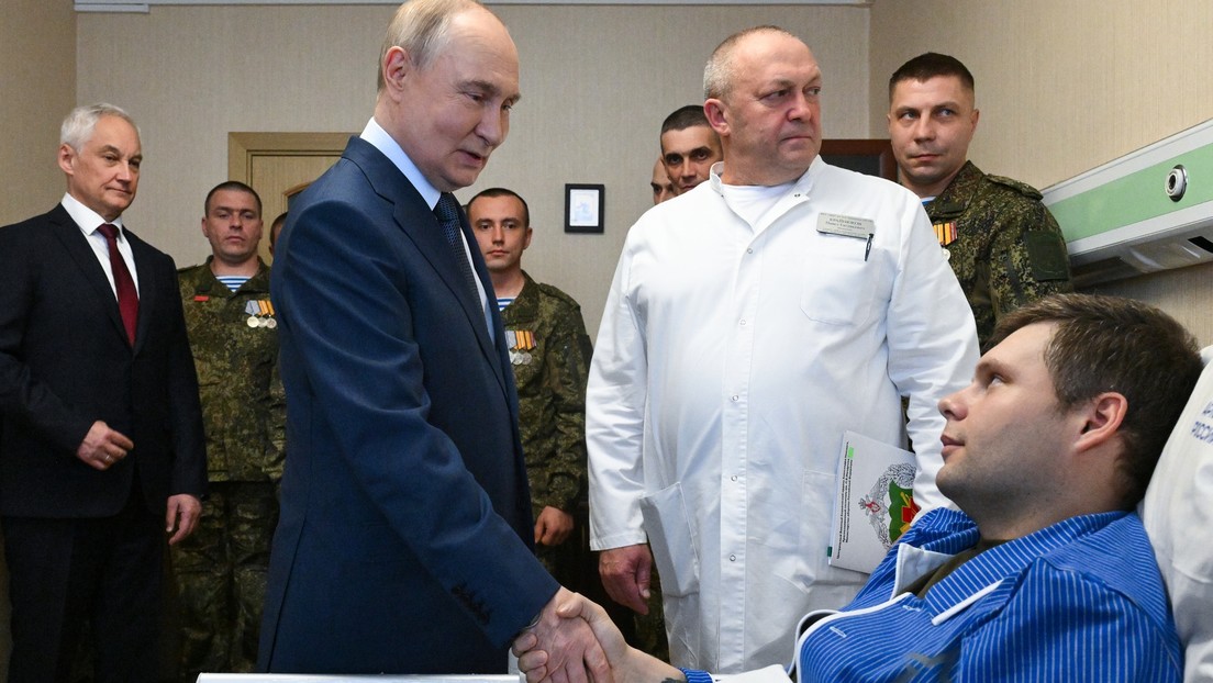 VIDEO: Putin visita a soldados heridos en un hospital militar