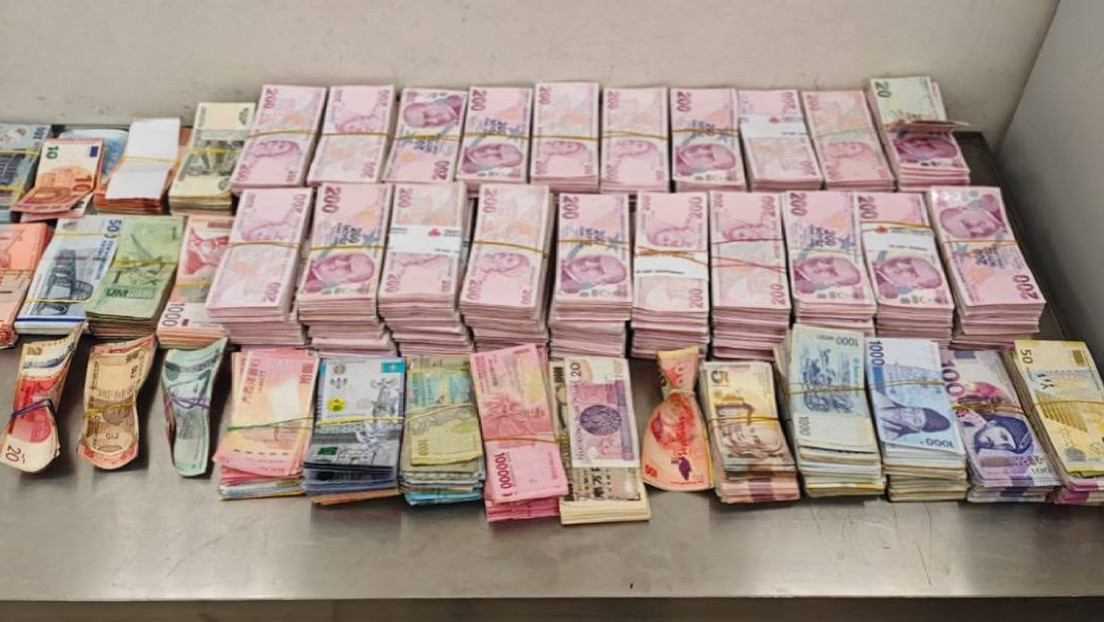 VIDEO: Hombre con un 'mix de divisas' de contrabando intenta escapar en un aeropuerto