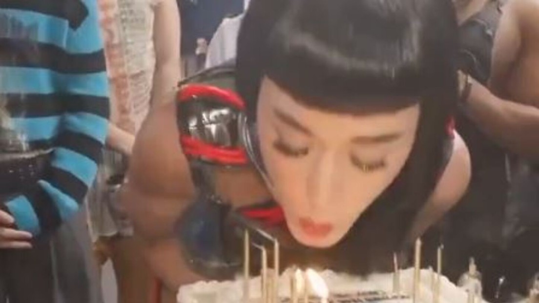 Katy Perry recibe duras críticas por destrozar un tarta, que los bailarines terminan comiendo del suelo (VIDEO)