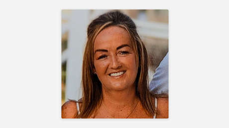 Una mujer muere electrocutada mientras cargaba el teléfono en el baño