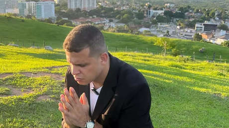 Un hombre recauda una fortuna con la venta de 'milagros' por Internet