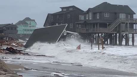DRAMÁTICAS IMÁGENES: Huracán arrastra al mar casas enteras