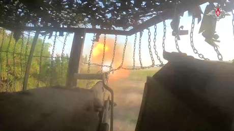 VIDEO: Fuego de un tanque ruso arrasa posiciones de tropas ucranianas