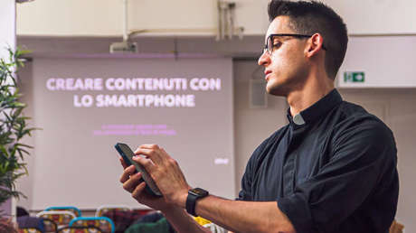 Sacerdote 'fit' conquista las redes y recibe un reproche de sus superiores