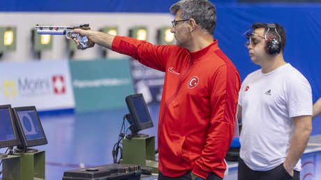 Relajado y con una mano en el bolsillo: tirador turco viral en los JJ.OO. gana un oro a su estilo