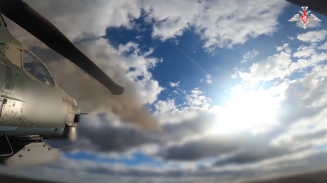 VIDEO: Helicóptero ruso 'barre' posiciones ucranianas con andanada de proyectiles