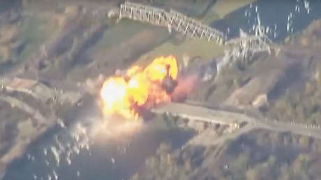 VIDEO: Enorme bomba guiada rusa arrasa un puente ucraniano de importancia logística