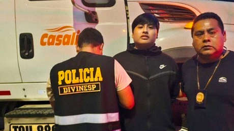 Revelan foto del narco peruano 'Pequeño J' con una víctima del triple crimen en Argentina