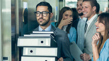 "Puto gordo" y "maricón": anulan el despido de una trabajadora por insultos a un compañero