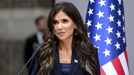 Inmigrante ilegal dice a Noem en español que la vio por TV y pasa esto