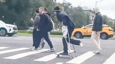 VIDEO: Un joven escayolado y con muletas se desplaza en monopatín