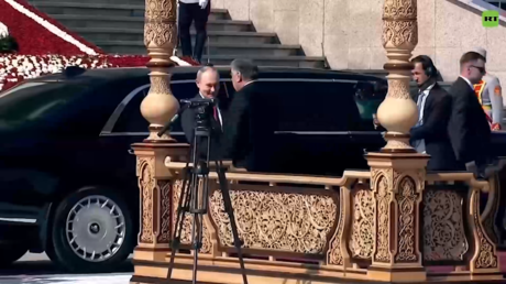 Alfombra roja, flores, guardia de honor: Así recibe a Putin un país exsoviético (VIDEOS)